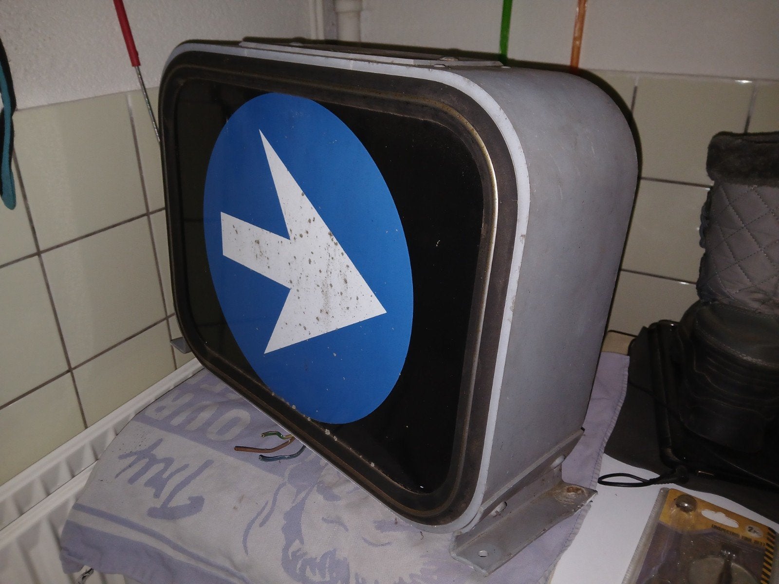 Industriële 220 volt lamp - Agmif Tegelen blauwe pijl, Ophalen