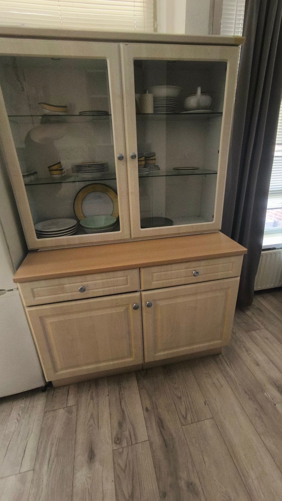 Mooie vitrinekast met lades en deuren, Ophalen, Gebruikt, 100 tot 150 cm, Klassiek, functioneel