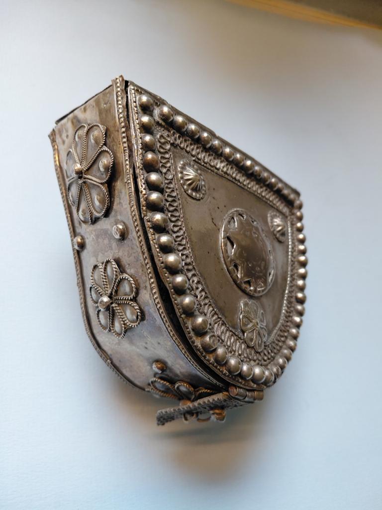 Jemen, antieke ammo-box tbv Musket geweer, Antiek en Kunst, Antiek | Overige Antiek, Verzenden