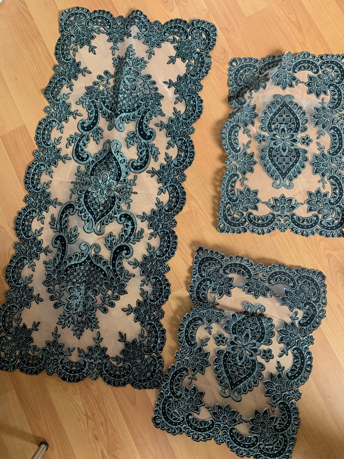 Nieuw set tafelkleden met sierlijke borduursels, Huis en Inrichting, Nieuw, Ophalen of Verzenden, Zwart, Geborduurd