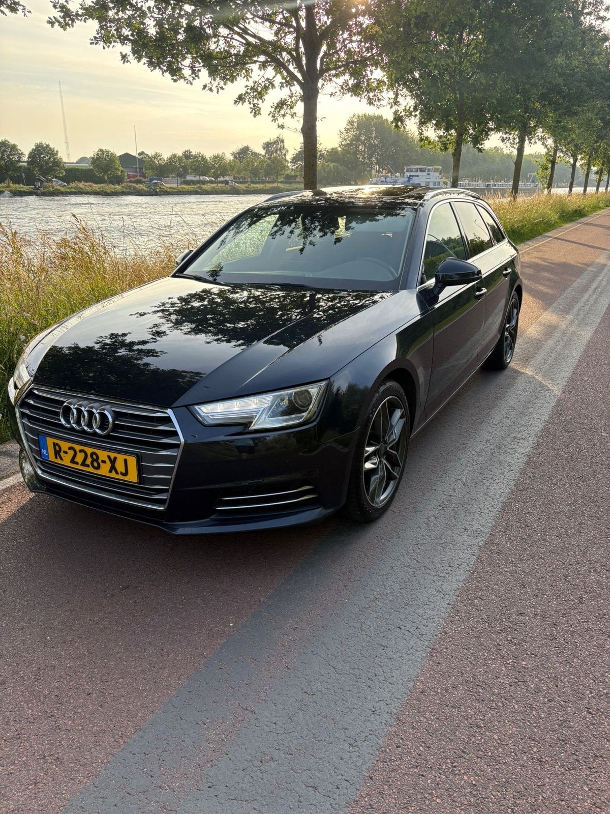 Audi A4 2.0 TDI Ultra 150pk S Tronic 2018 Blauw, Zwart, 4 cilinders, Blauw, A4