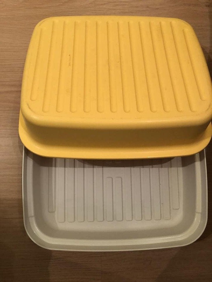 Tupperware Brooddoos Geel / wit Ideaal voor een heel brood, Gebruikt, Bewaardoos, Geel, Ophalen of Verzenden