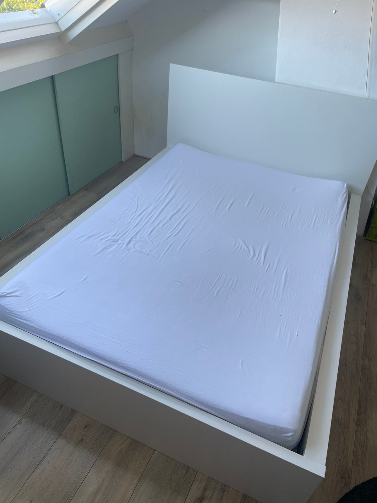Te koop bed 140 x 200 compleet met matras dekbed en kussen., Ophalen, Gebruikt, Wit, Tweepersoons