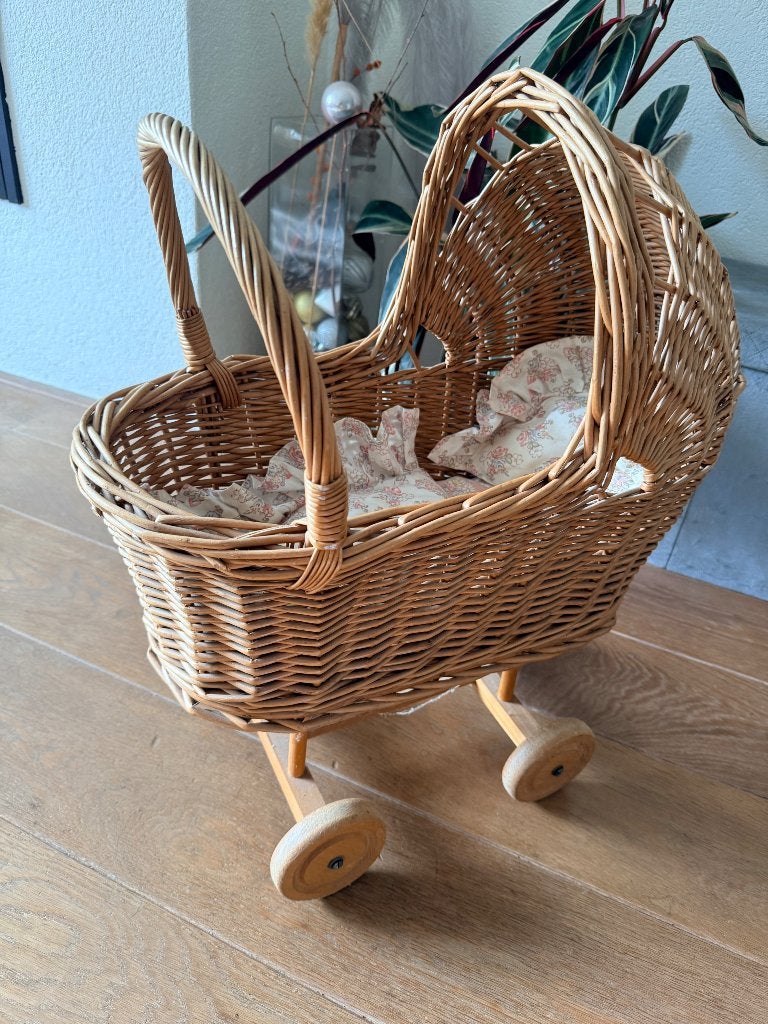 Rieten poppenwagen met vaste kap, Ophalen of Verzenden, Gebruikt, Babypop