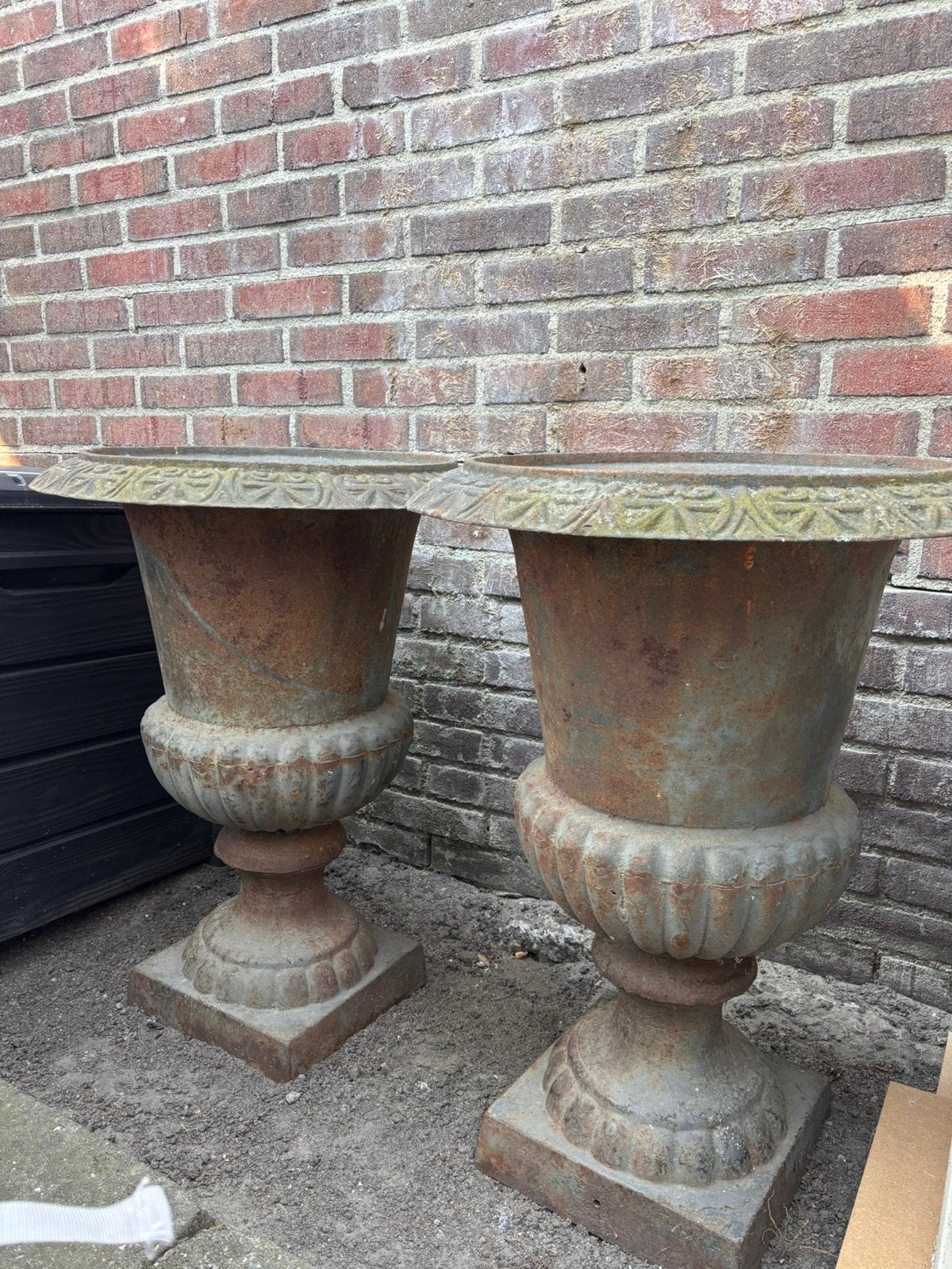 Mooie oude gietijzeren tuinvazen, Tuin en Terras, Ophalen, Zo goed als nieuw