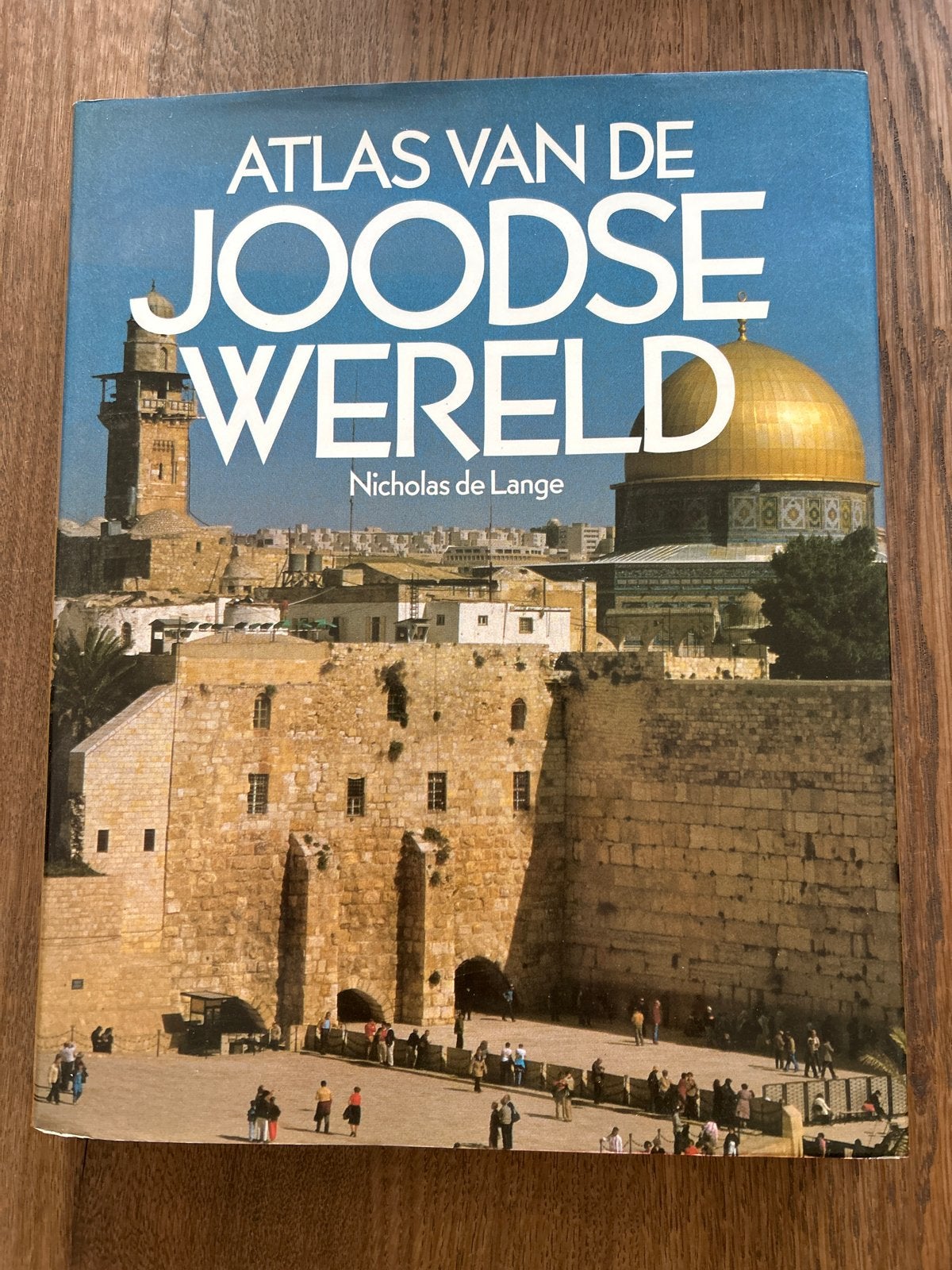 Atlas van de Joodse Wereld - Nicholas de Lange, Ophalen of Verzenden, Gelezen, Overige onderwerpen, Achtergrond en Informatie