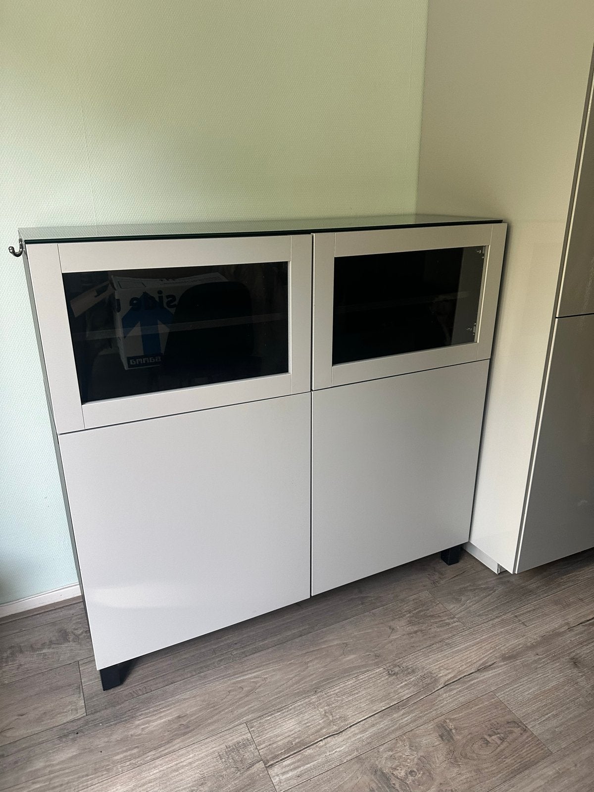 IKEA BESTÅ Kast met SINDVIK Vitrinedeuren (Wit) – Nette staa, Ophalen, Zo goed als nieuw