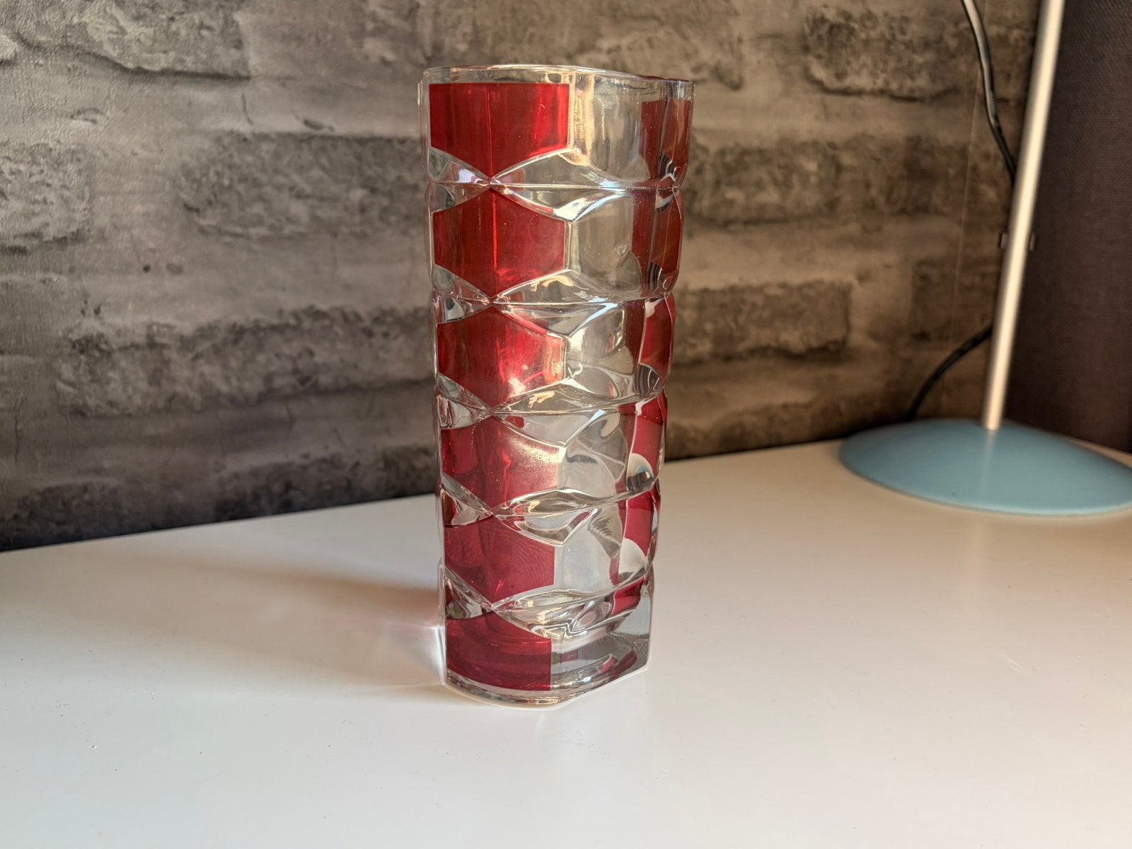 Vintage Arcoroc Frankrijk vaas rood facet geslepen glas, Gebruikt, Ophalen of Verzenden, Glas, 20 cm