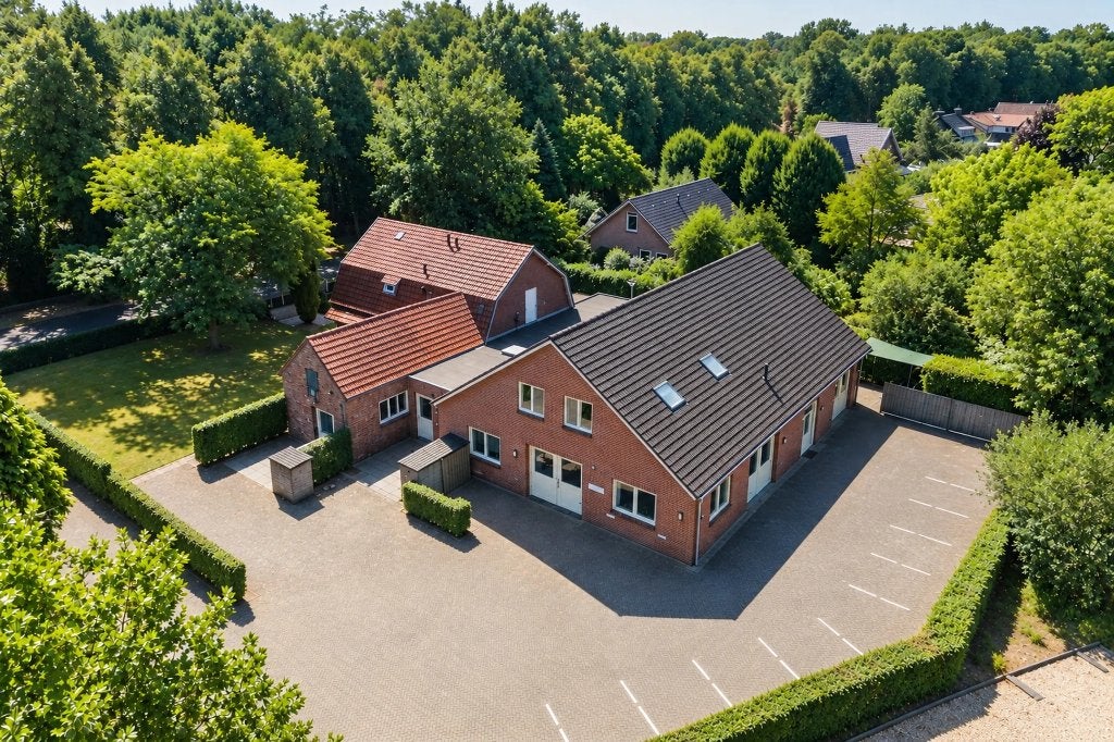 3x woningen met bedrijfs/kantoren/praktijk ruimtes, 2000 m², Koop, Woon- Werkruimte
