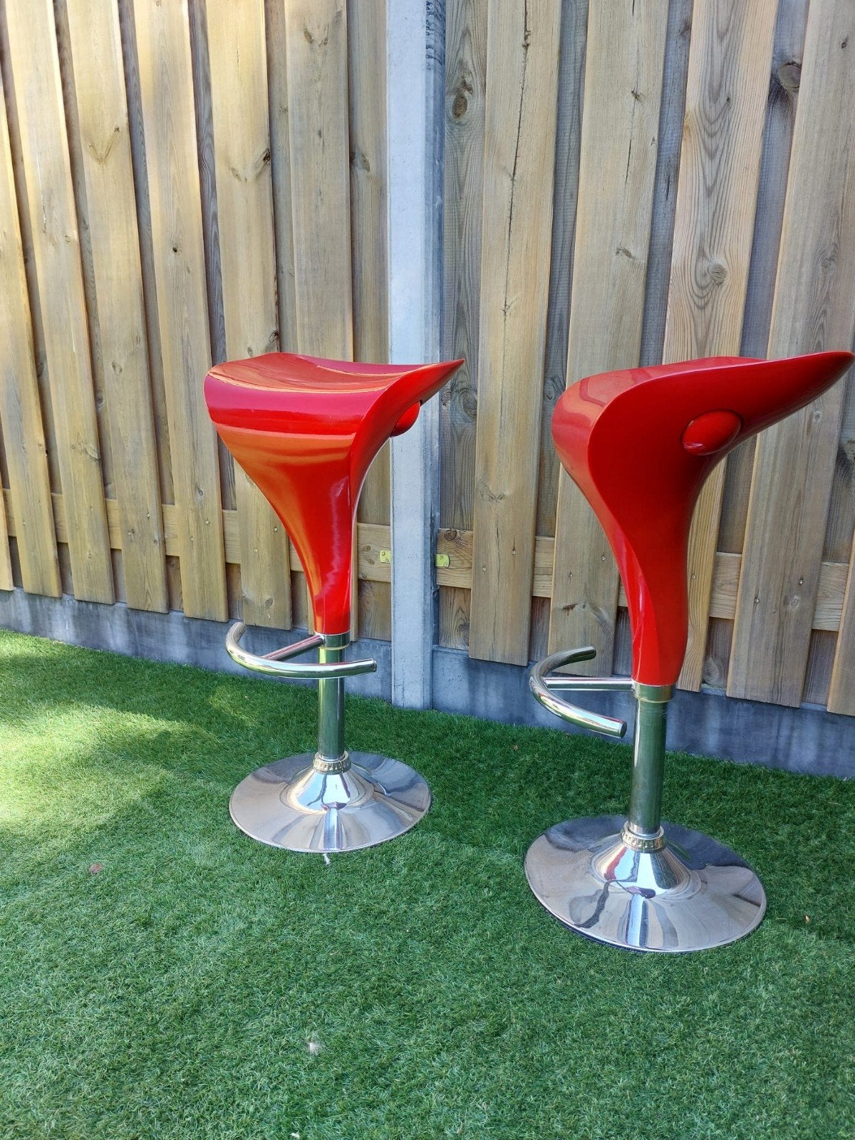 Set van 2 rode barkrukken, stoelen, Huis en Inrichting, Barkrukken, Ophalen, Zo goed als nieuw, 90 cm of meer, 2 krukken