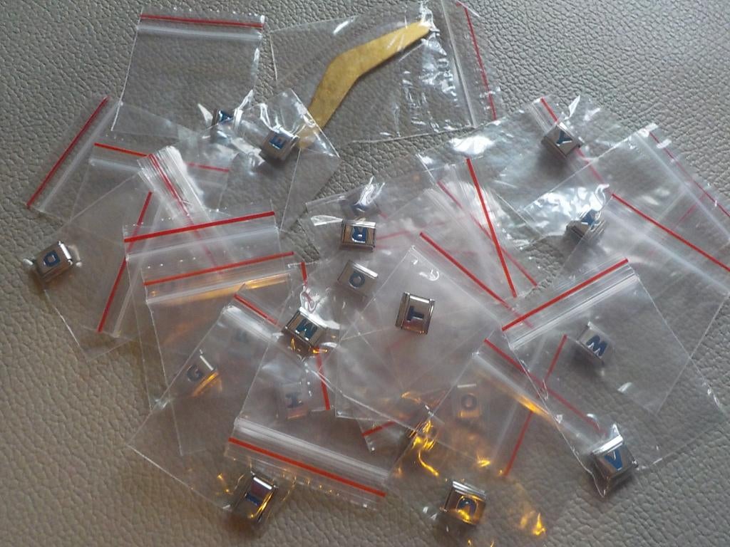 26 Italiaanse Bedels bedelarmband Uberry 9mm blauwe letters, Staal, Nieuw, Ophalen of Verzenden, Met bedels of kralen