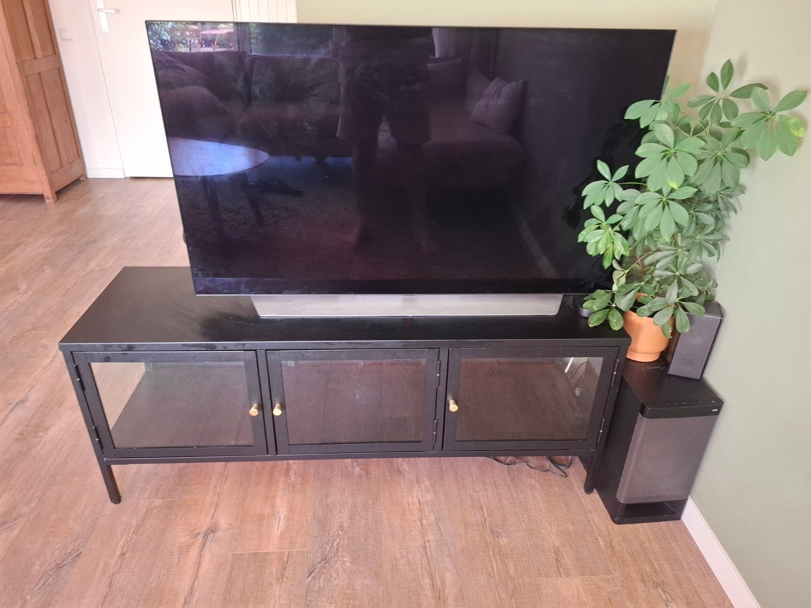 Zwart TV-meubel met glazen deuren., Huis en Inrichting, Kasten | Televisiemeubels, Ophalen, 100 tot 150 cm, Modern industrieel