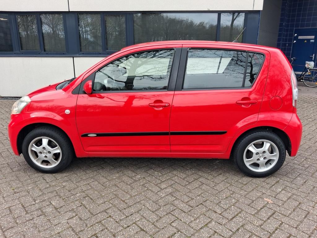 Daihatsu Sirion 1.0 51KW 2008 Rood, Auto's, Daihatsu, Voorwielaandrijving, Stof, Adaptieve lichten, Sirion