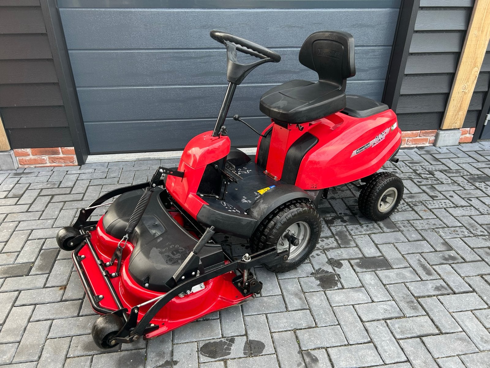 Foto 2 van Mountfield 2125H Zitmaaier - Frontmaaier stiga castel garden