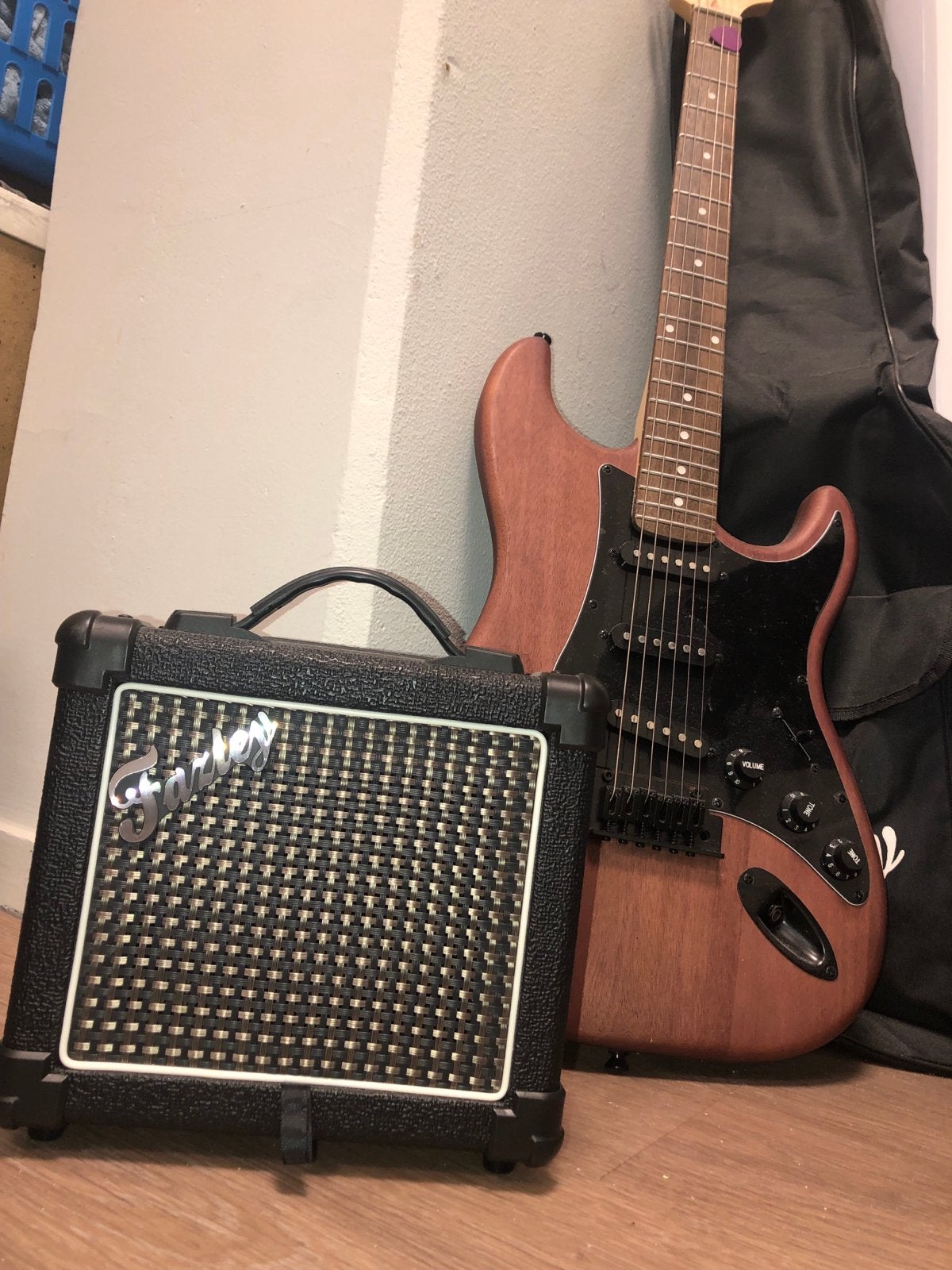 Fazley elektrische gitaar met versterker, Muziek en Instrumenten, Snaarinstrumenten | Gitaren | Elektrisch, Overige merken, Gebruikt
