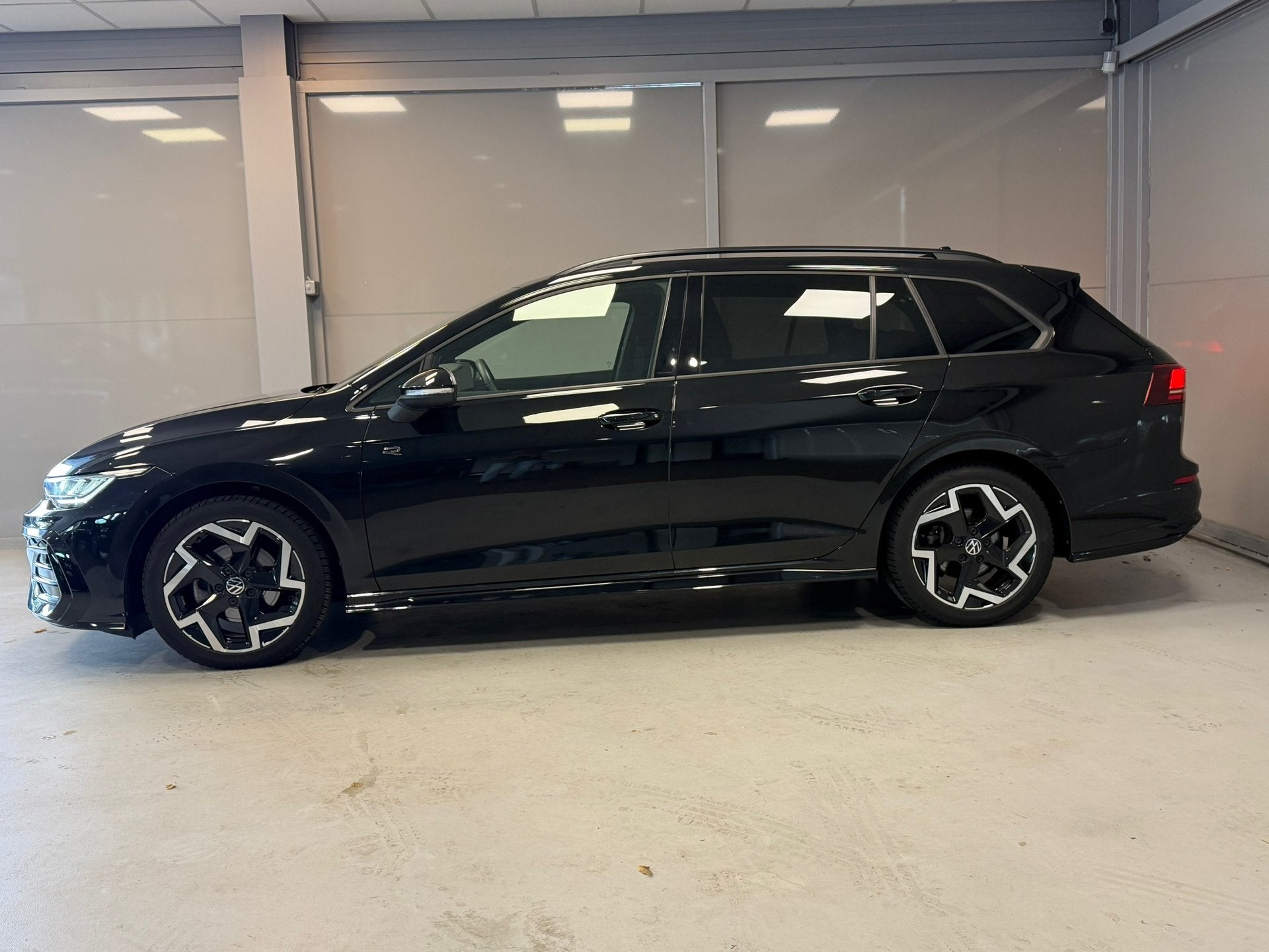 Volkswagen Golf Variant 1.5 eTSI AUTOMAAT | R-LINE | 150 PK, Dealer onderhouden, 4 cilinders, 150 pk, Zwart