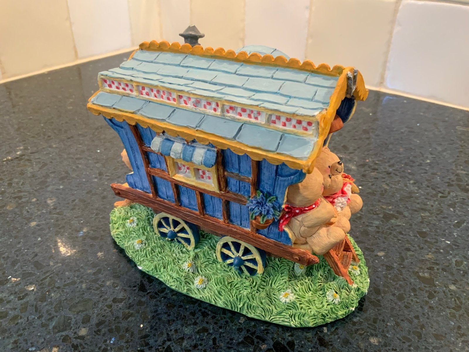 Forever Friends Beeldje - Woonwagen met Beertjes, Ophalen of Verzenden, Zo goed als nieuw