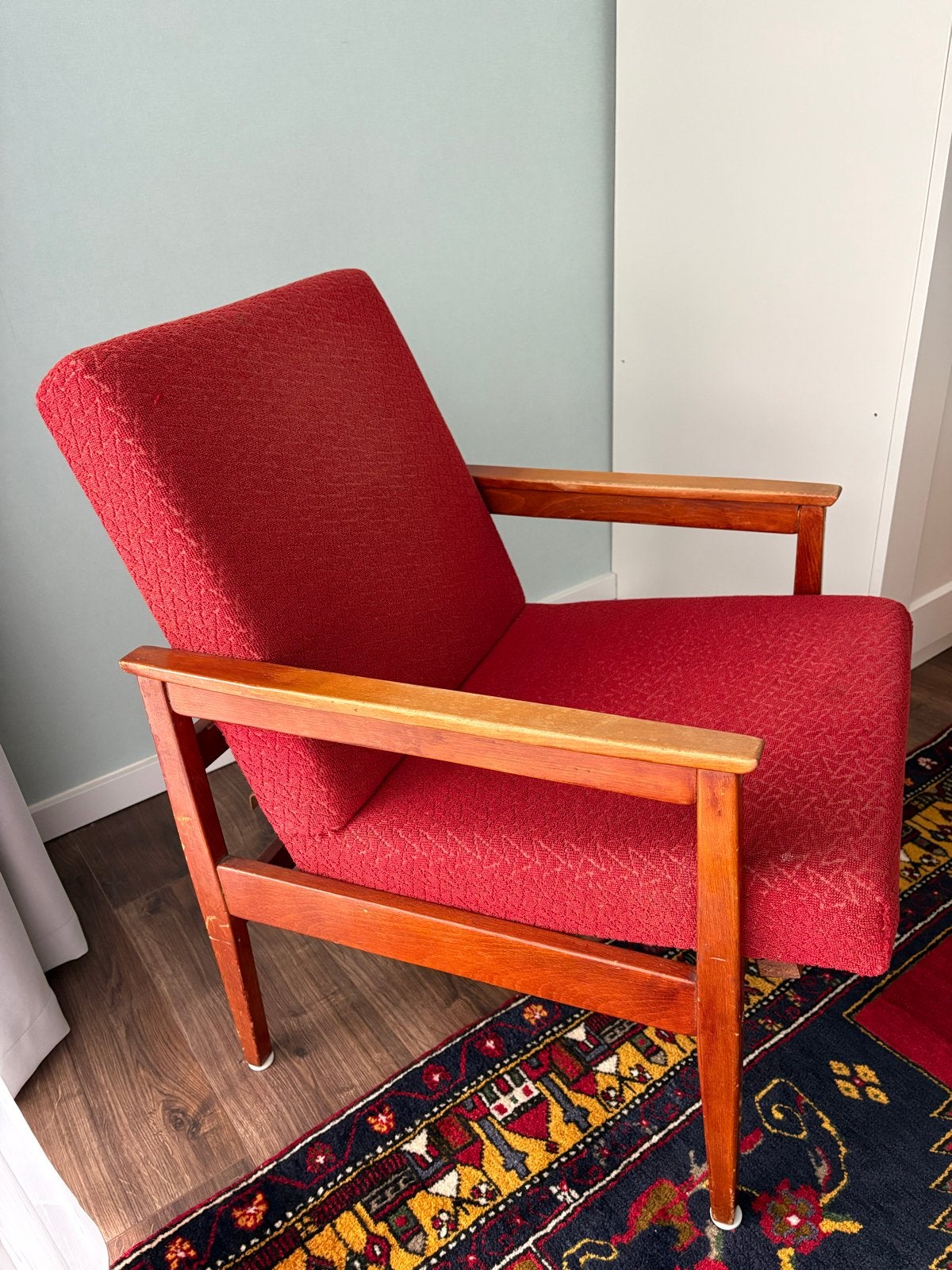 Vintage design fauteuil, rood & mahonie, Ophalen, Gebruikt, Hout