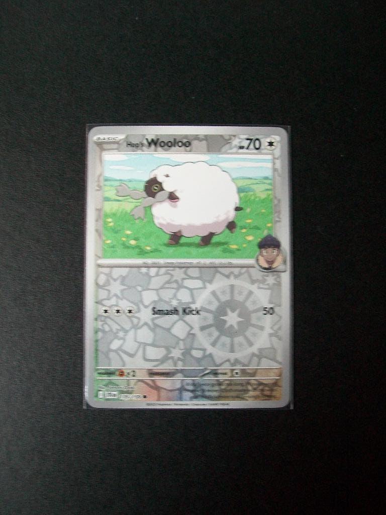 1918. Nieuwe Pokemon Kaart Holofoil Hop's WOOLOO  (135/159), Verzenden, Nieuw, Losse kaart, Foil