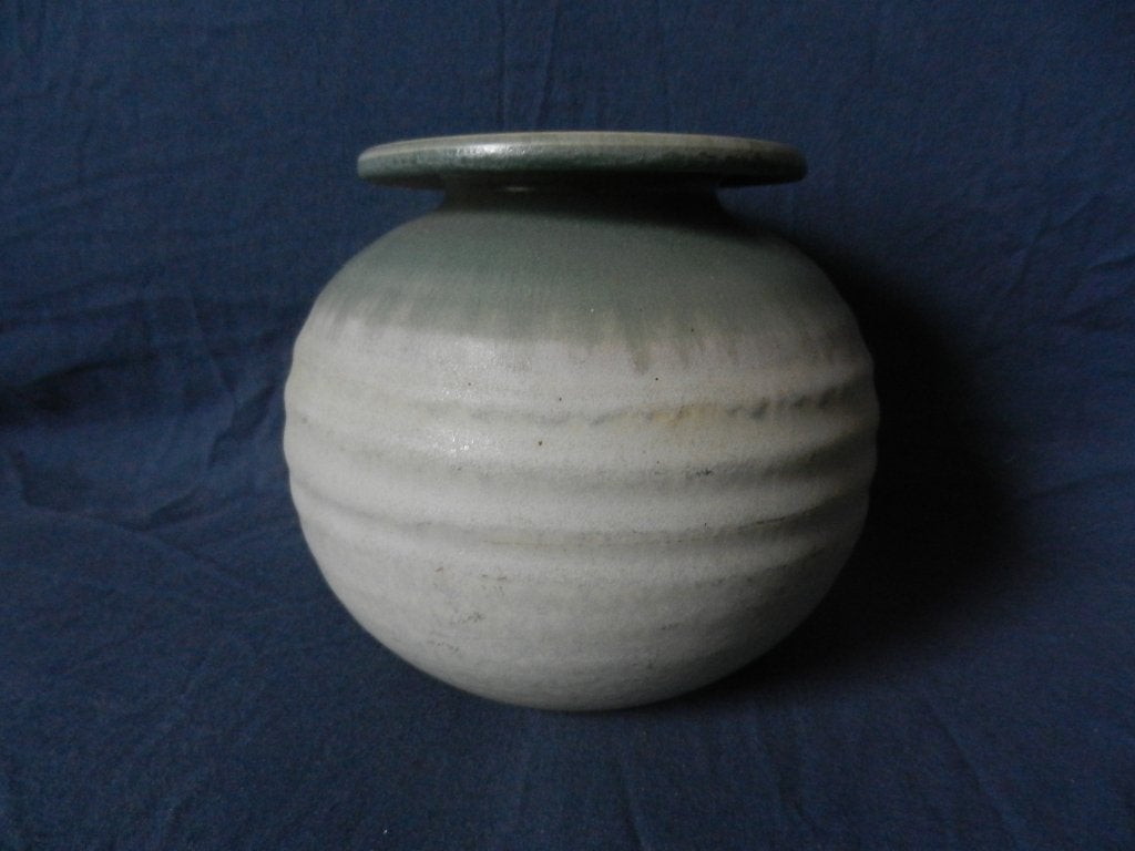 Groen en creme geglazuurde bolvormige vaas Mobach h. 14 cm., Ophalen of Verzenden