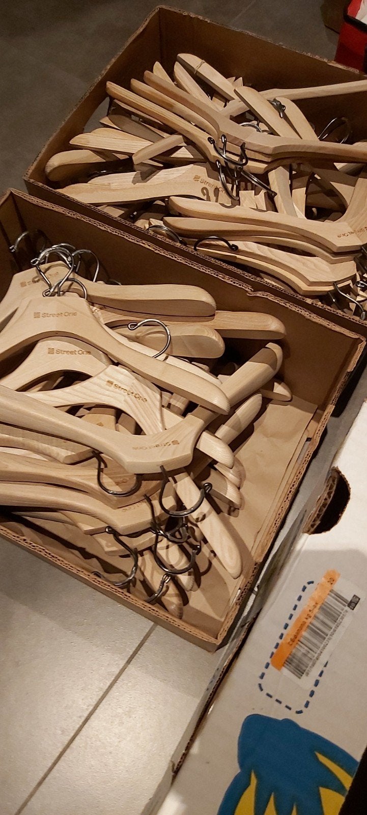 Houten kledinghangers 90 stuks  nieuw, Ophalen, Hout