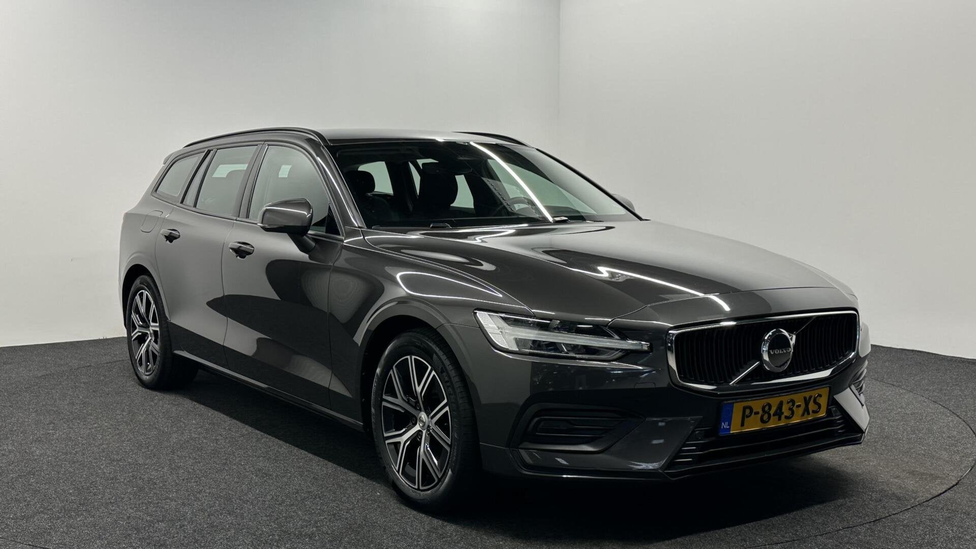 Volvo V60 2.0 B3 Essential TREKHAAK CRUISE CARPLAY NAVI LM E, Auto's, Volvo, Stof, Euro 6, 4 cilinders, 1634 kg