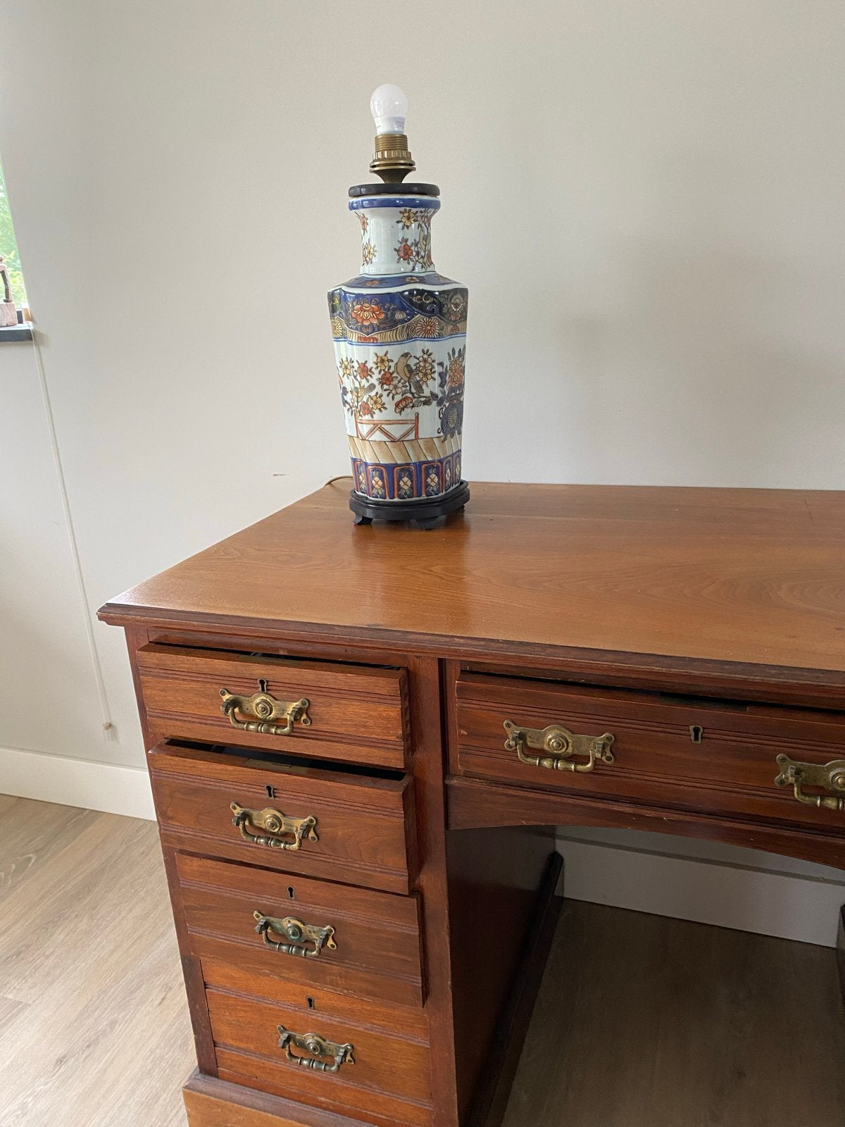 Oude Imari Stijl Porseleinen Tafellamp op Houten Voet, Ophalen of Verzenden