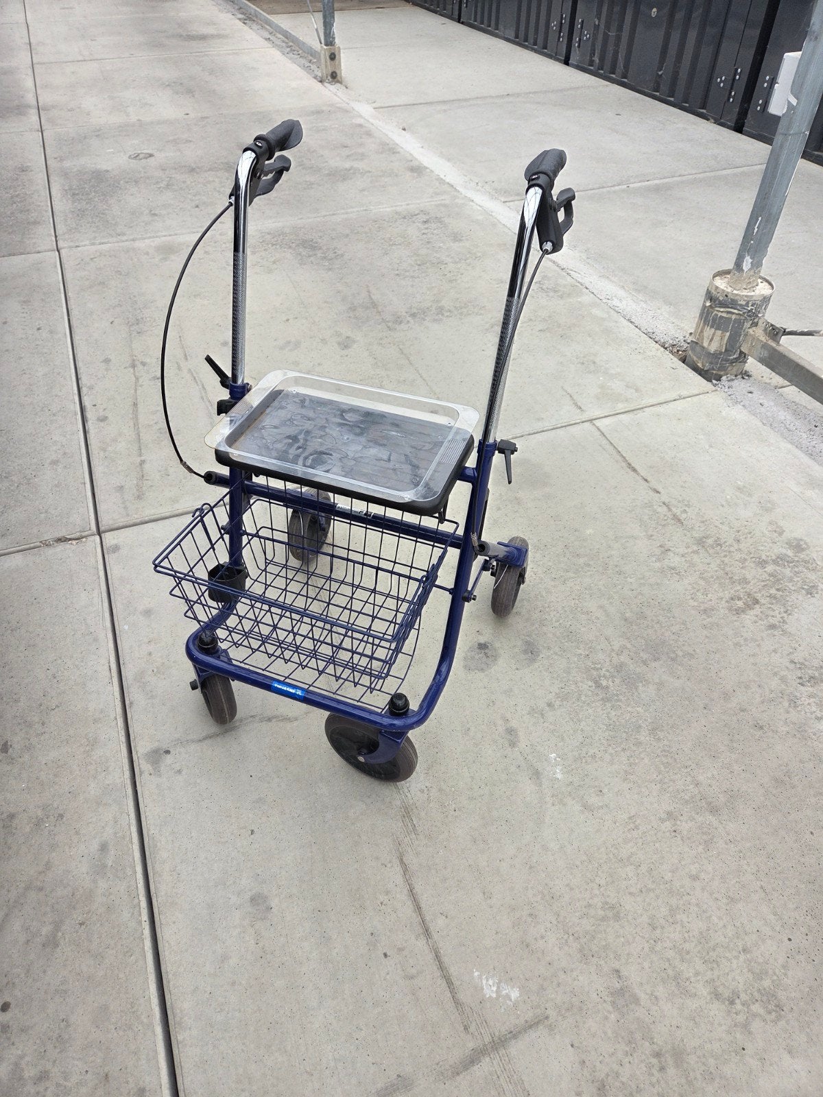Thuasne rollator, met zitje, 2 serveerbladen en mandje, Diversen, Rollators, Ophalen