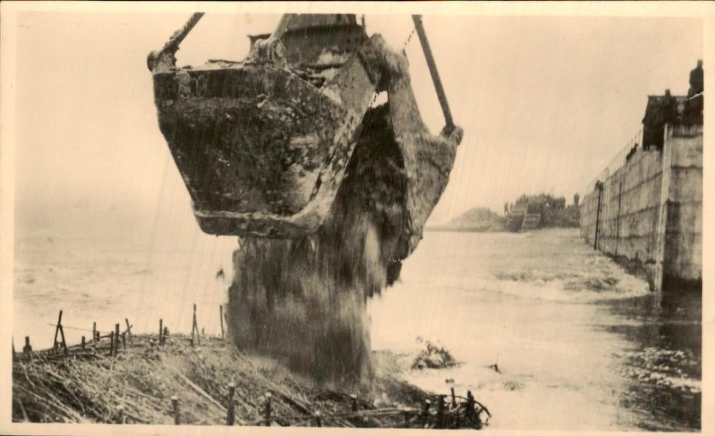 Middelburg - Het storten van klei - Graafbak, Ophalen of Verzenden, 1920 tot 1940, Ongelopen, Zeeland