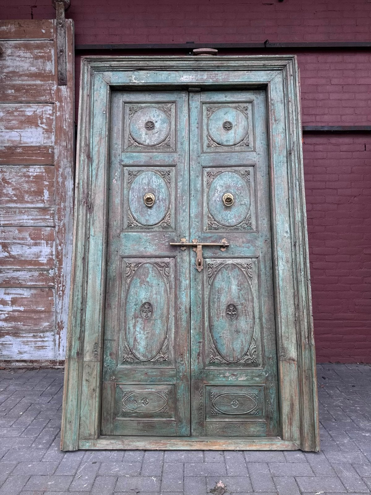 Antieke Indiase dubbele deur in kozijn met turquoise patina, Ophalen of Verzenden, Gebruikt, Hout