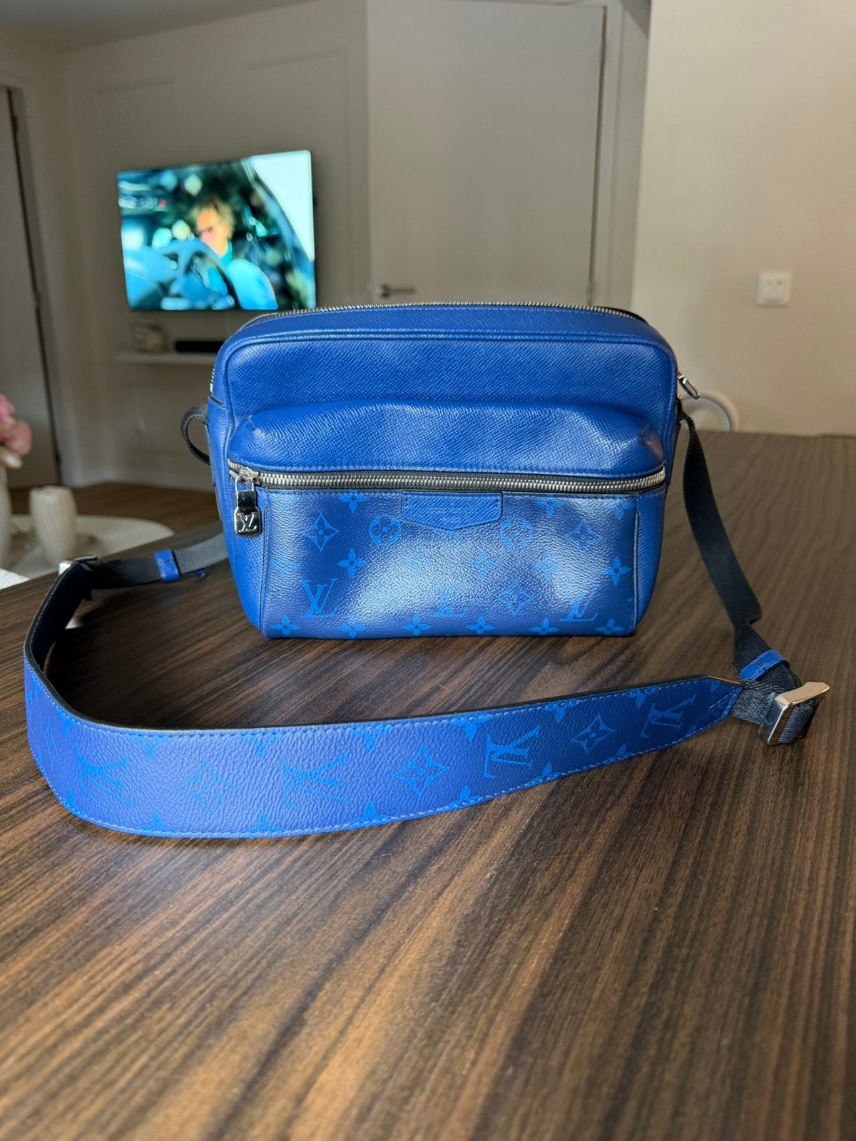 Blue outdoor louis vuitton bag, Sieraden, Tassen en Uiterlijk, Tassen | Schoudertassen, Ophalen of Verzenden, Zo goed als nieuw