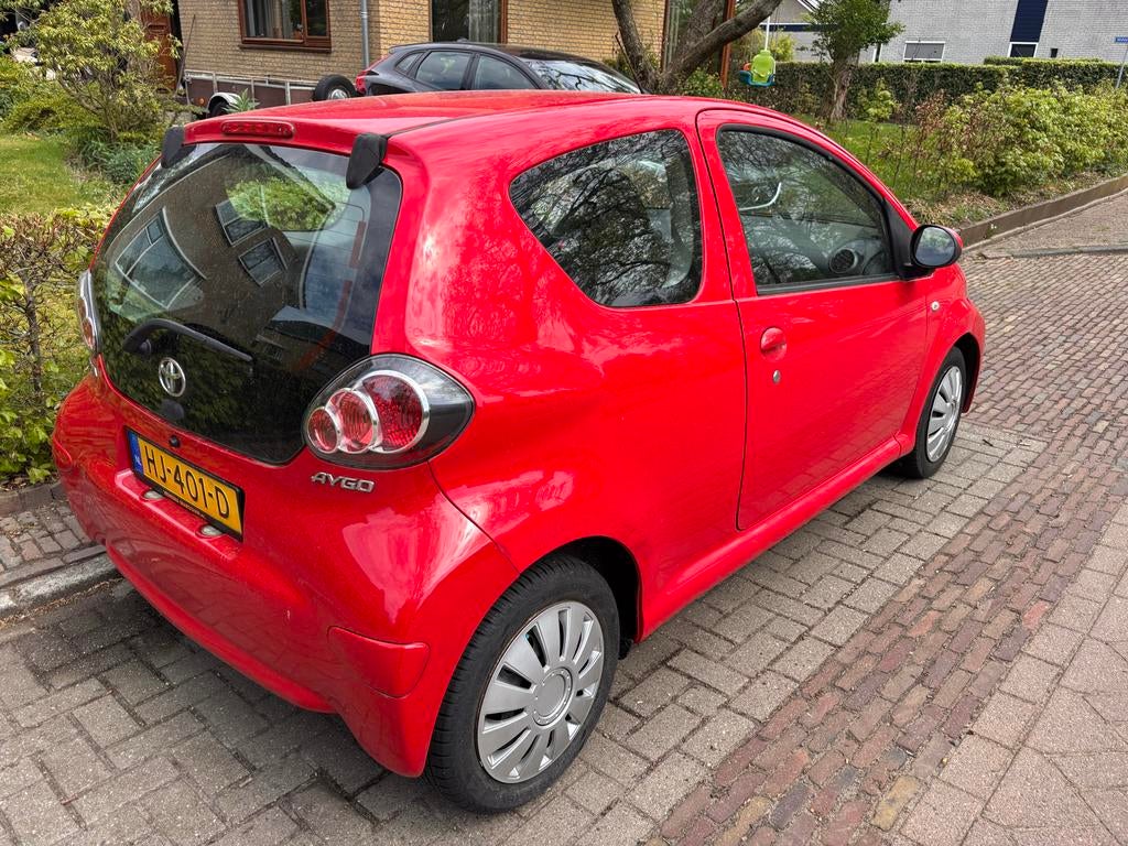Toyota Aygo 1.0 12V Vvt-i 3DRS MMT 2012 Rood, Auto's, Voorwielaandrijving, 4 stoelen, Handgeschakeld, Particulier