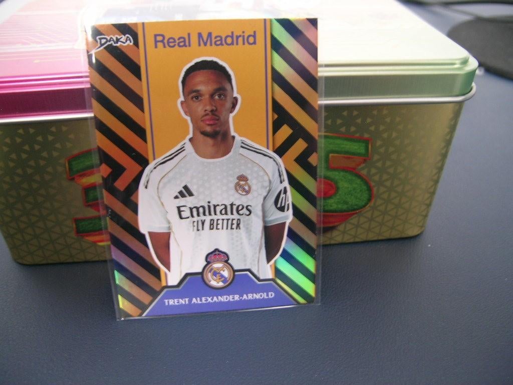 01/25 Trent Alexander-Arnold Real Madrid 2025-26 DAKA, Ophalen of Verzenden, Zo goed als nieuw, Buitenlandse clubs, Spelerskaart