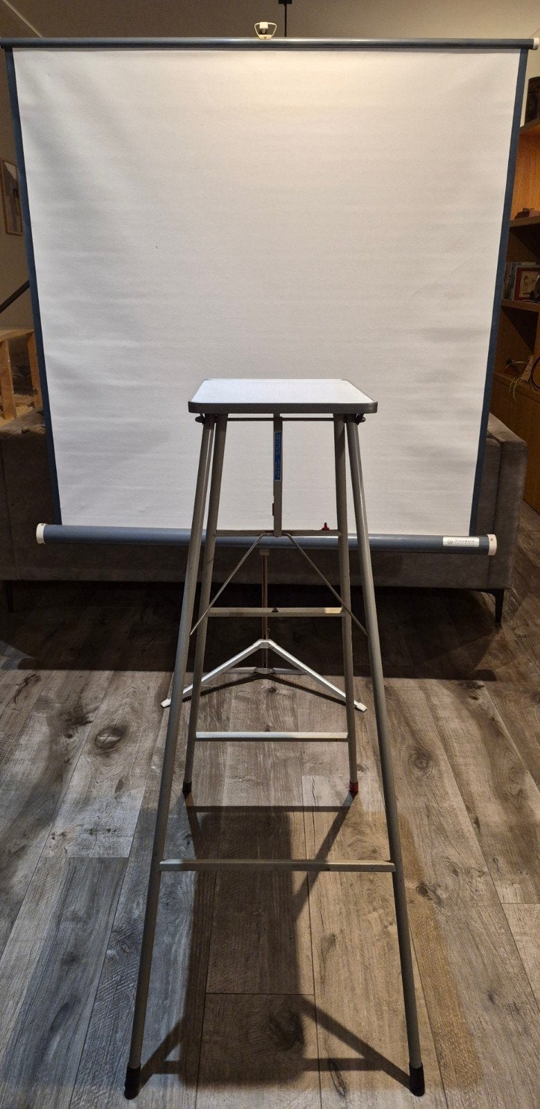 Vintage diaprojector tafel en retro diascherm., Ophalen
