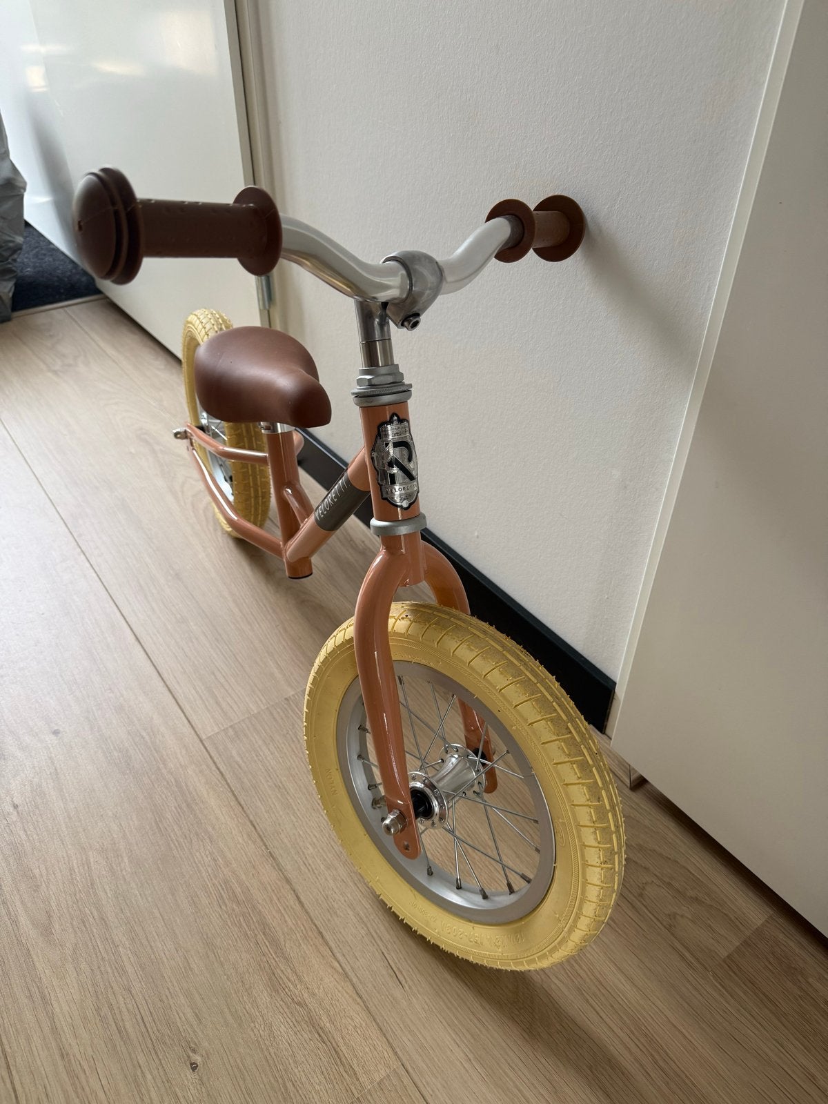 Veloretti loopfiets roze/bruin - Zo goed als nieuw, Ophalen, Zo goed als nieuw, Terugtraprem, Minder dan 16 inch