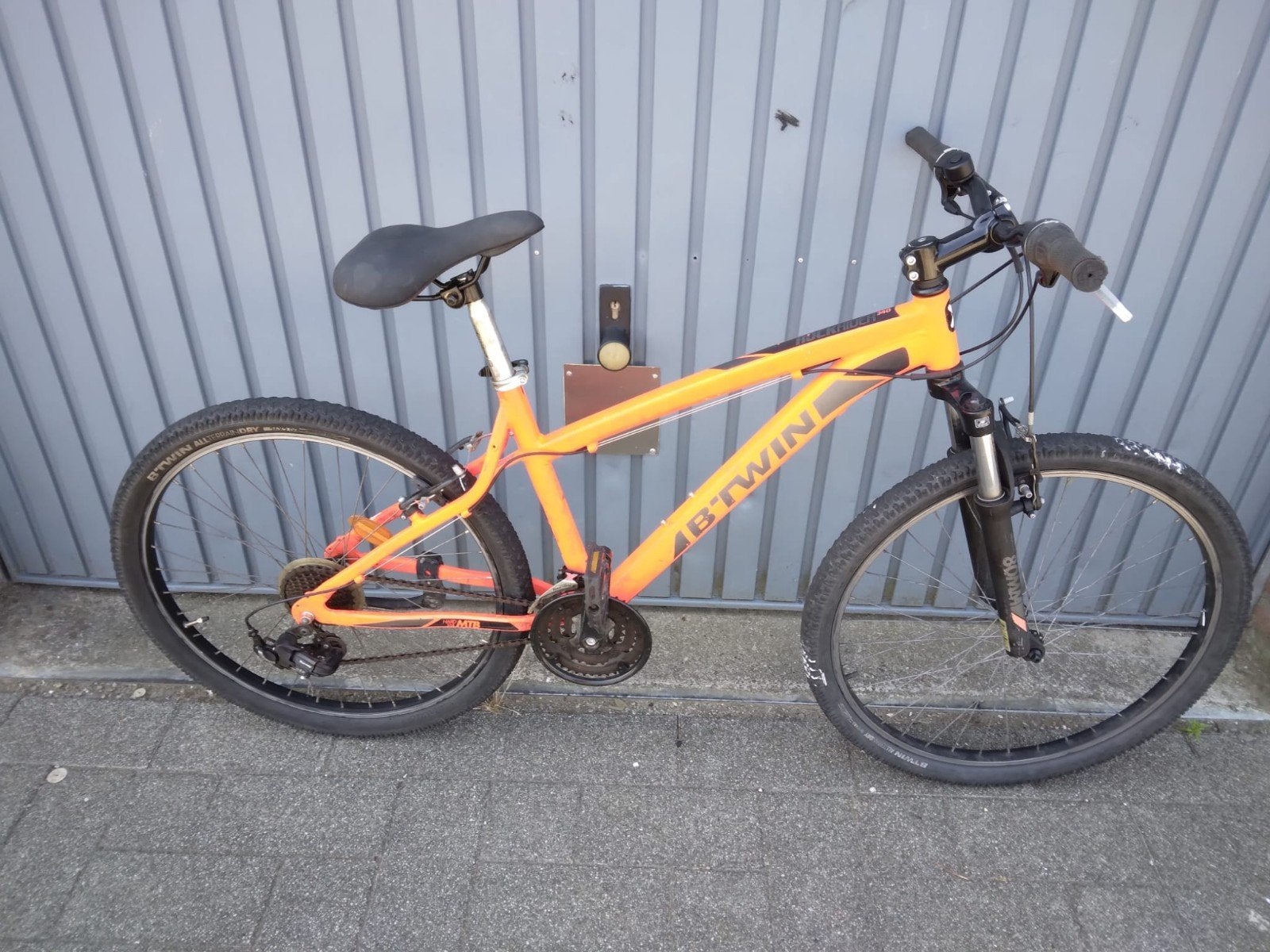 B'Twin Rockrider Mountainbike 26 inch, kleur is oranje., Fietsen en Brommers, Gebruikt, Ophalen, Overige merken, Minder dan 45 cm