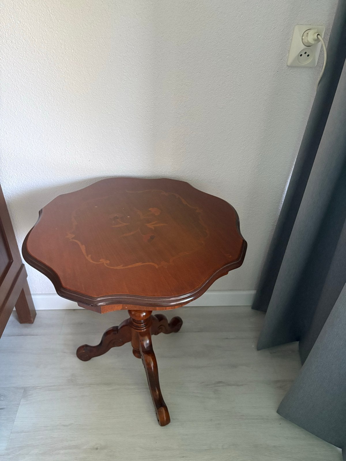 Klassieke noten houten bijzettafel, Ophalen, Rechthoekig, Minder dan 55 cm, 60 cm of meer