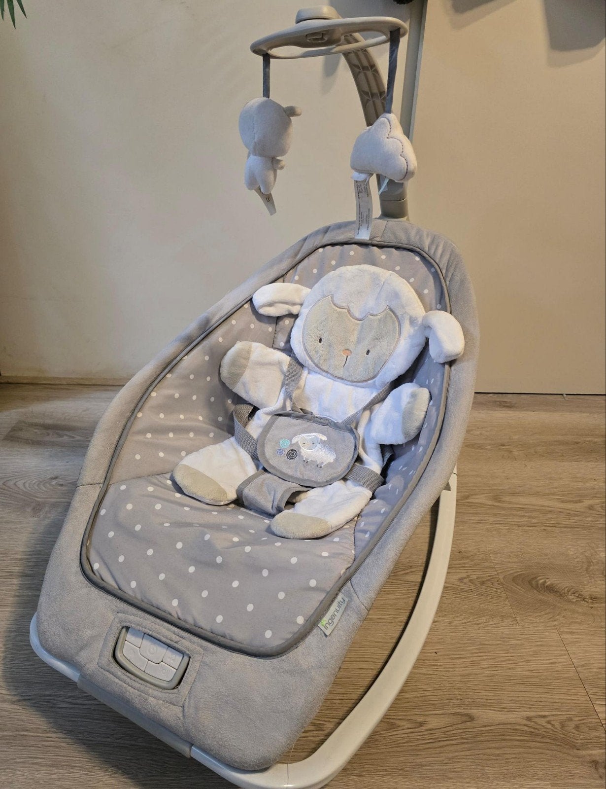 Ingenuity Wipstoeltje met Schommel en Muziek - Grijs Schaap, Kinderen en Baby's, Ophalen of Verzenden, Zo goed als nieuw