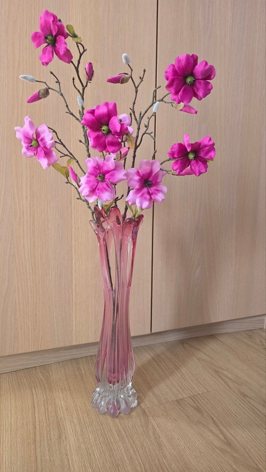 Hoge roze vaas met zijden bloemen, Huis en Inrichting, Woonaccessoires | Vazen, Ophalen, Zo goed als nieuw, Roze, Glas