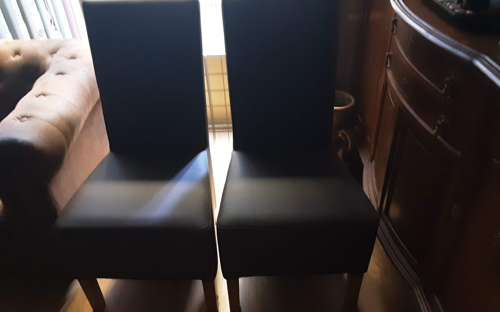 Twee bruine skai eetkamerstoelen, Ophalen, Overige materialen, Gebruikt, Twee