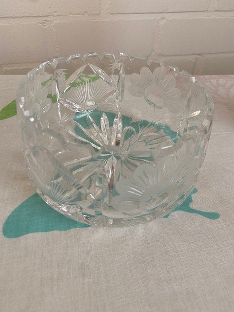Vintage Gezaagde Kristallen Kom  met Pinwheel en bloemen, Ophalen