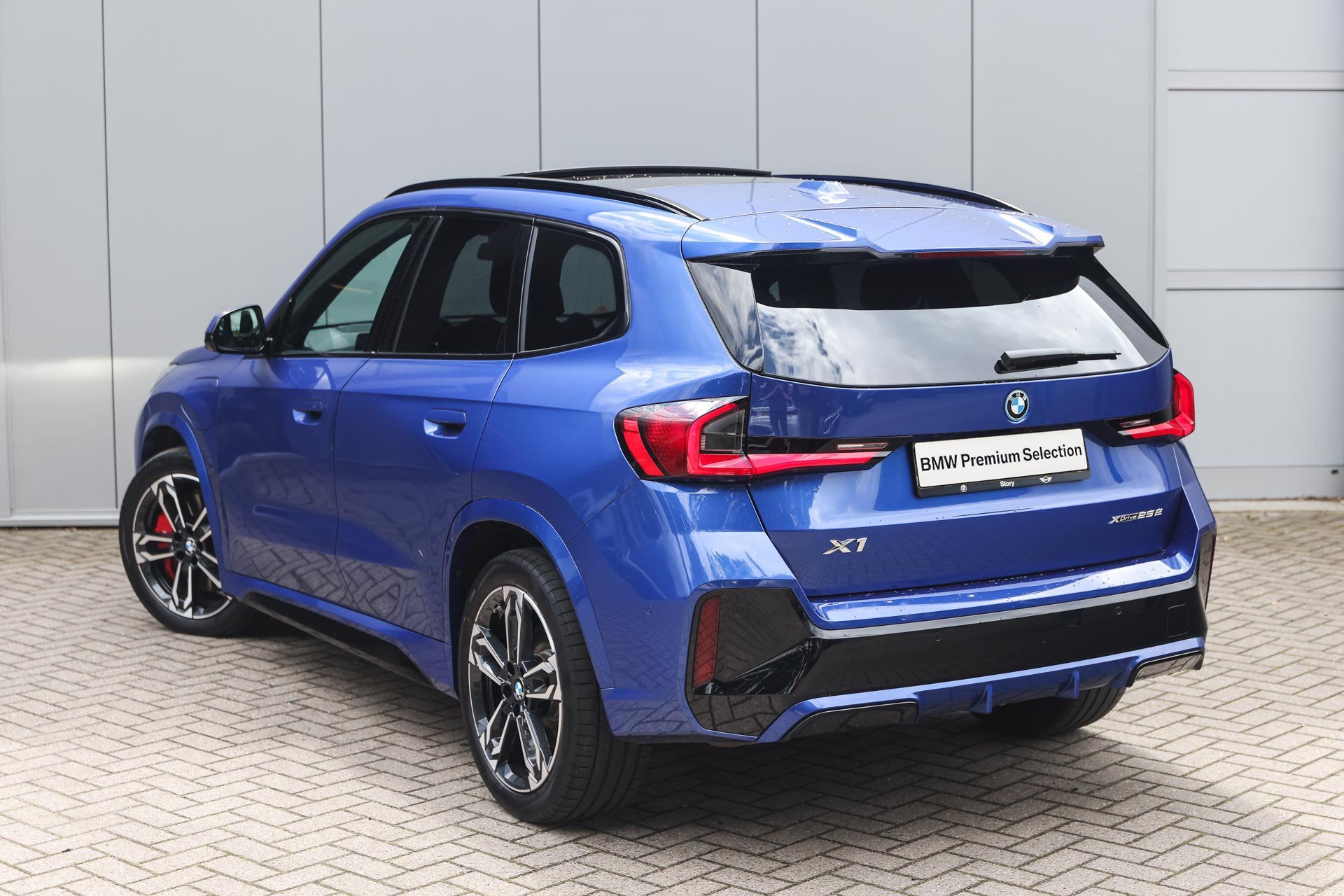 BMW X1 xDrive25e M Sport Automaat / Panoramadak / Trekhaak /, Dealer onderhouden, Gebruikt, Blauw, Bedrijf