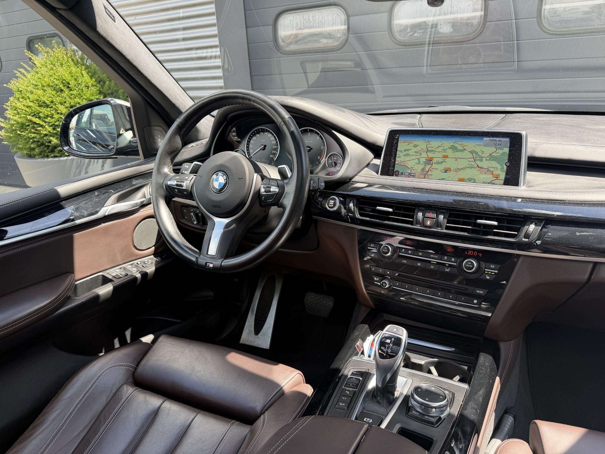 BMW X5 M50d | Panoramadak | 360* Camera | TV Schermen | Harm, Automaat, 15 km/l, 2993 cc, Alcantara