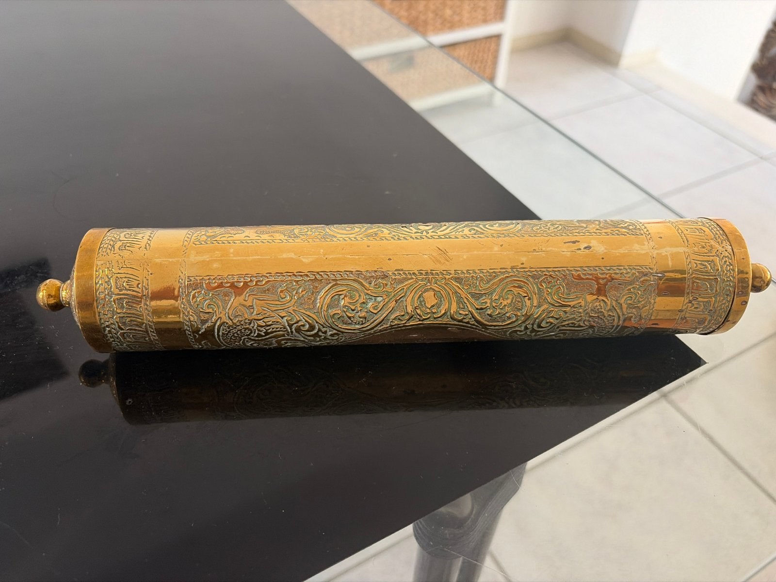 Antieke koperen rol met gedetailleerde gravures, Ophalen