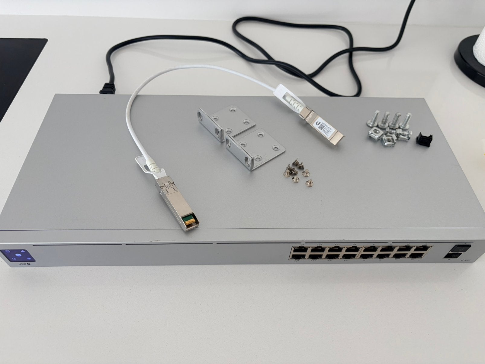Ubiquiti UniFi USW-16-PoE Gen2 – met rackbeugels & DAC-kabel, Computers en Software, Netwerk switches, Ophalen of Verzenden, Zo goed als nieuw