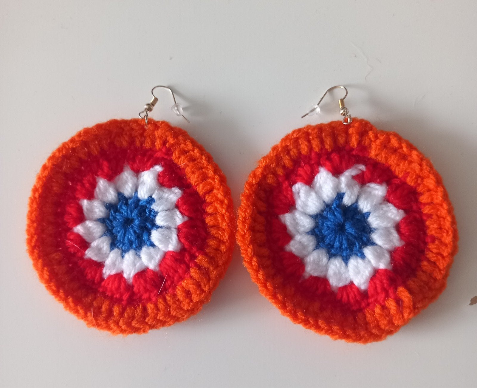 Handgemaakte gehaakte oorbellen oranje, wit, blauw, Overige materialen, Hangers, Overige kleuren, Nieuw