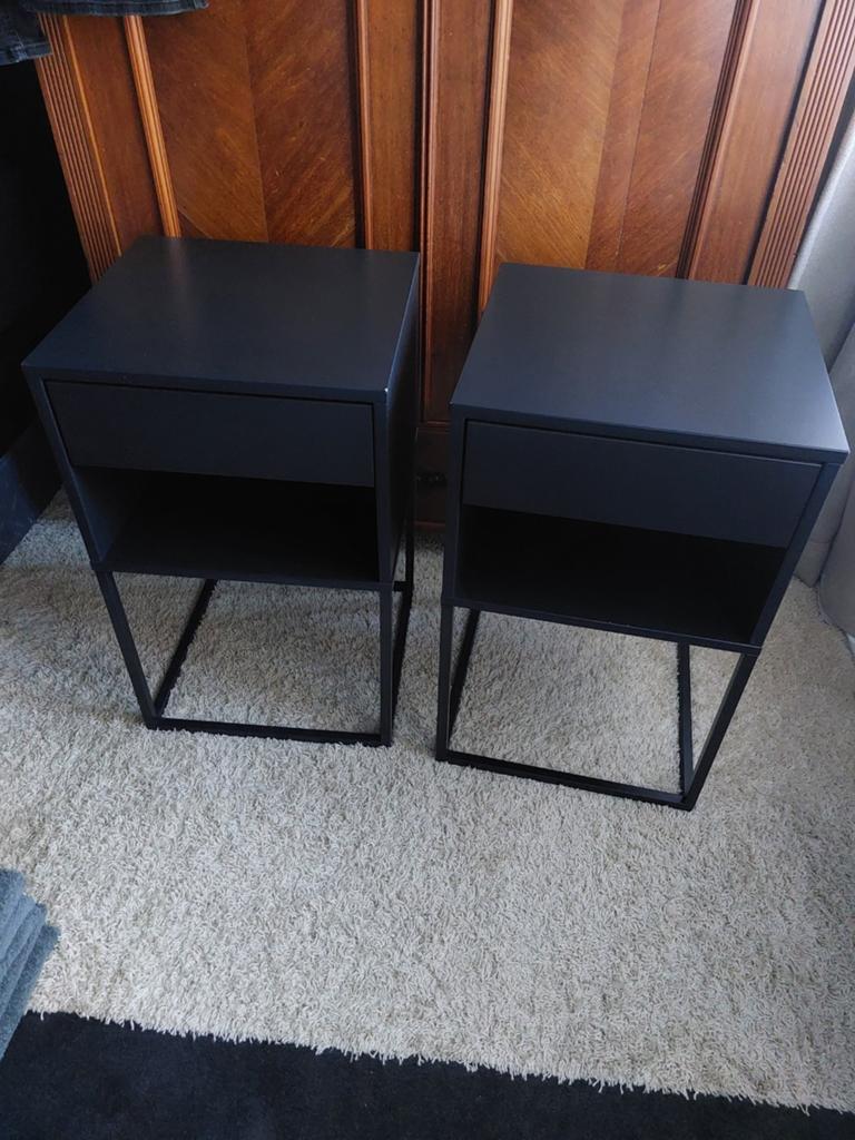 Set van 2 IKEA VIKHAMMER nachtkastjes, zwart, Huis en Inrichting, Minder dan 45 cm, Metaal of Aluminium, Zo goed als nieuw, 55 tot 70 cm