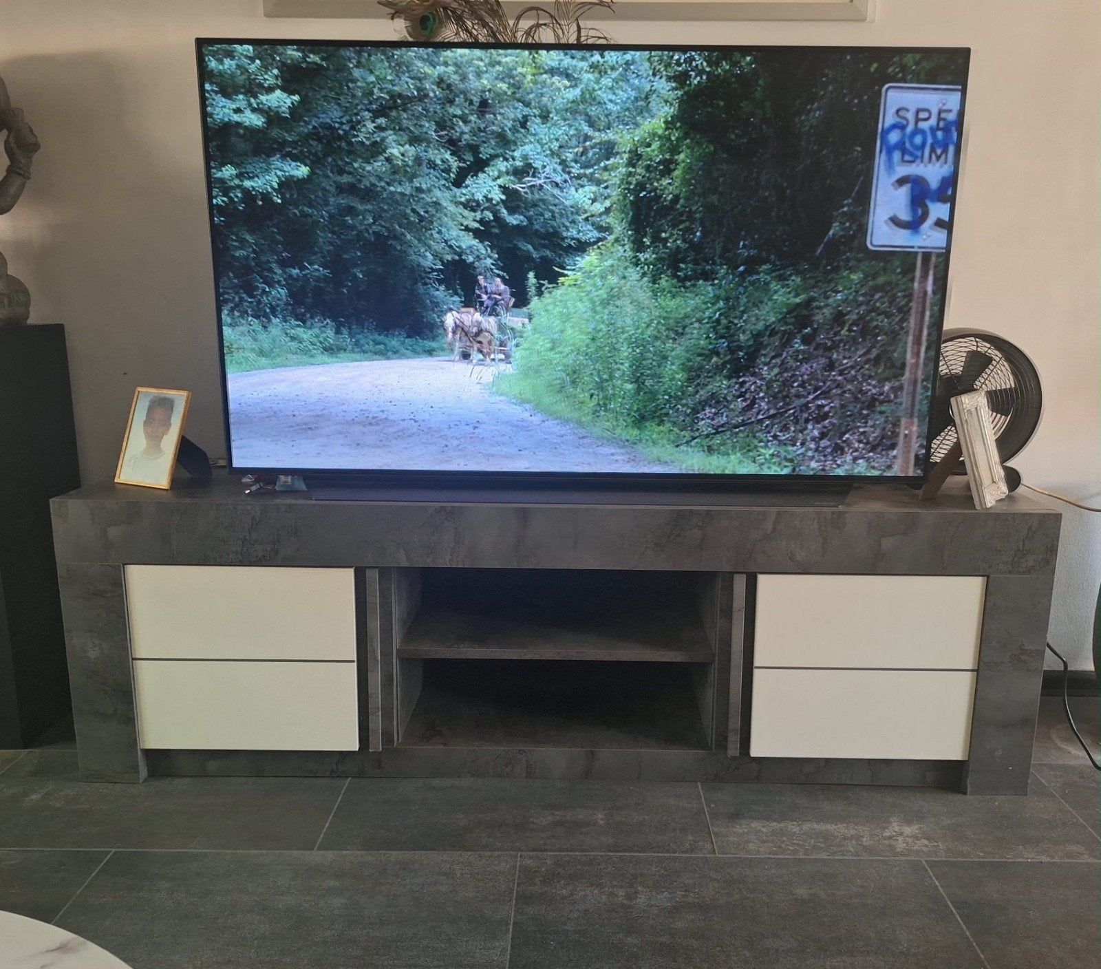 Modern TV-meubel met opbergruimte, Huis en Inrichting, Kasten | Televisiemeubels, 150 tot 200 cm, Ophalen of Verzenden, Zo goed als nieuw