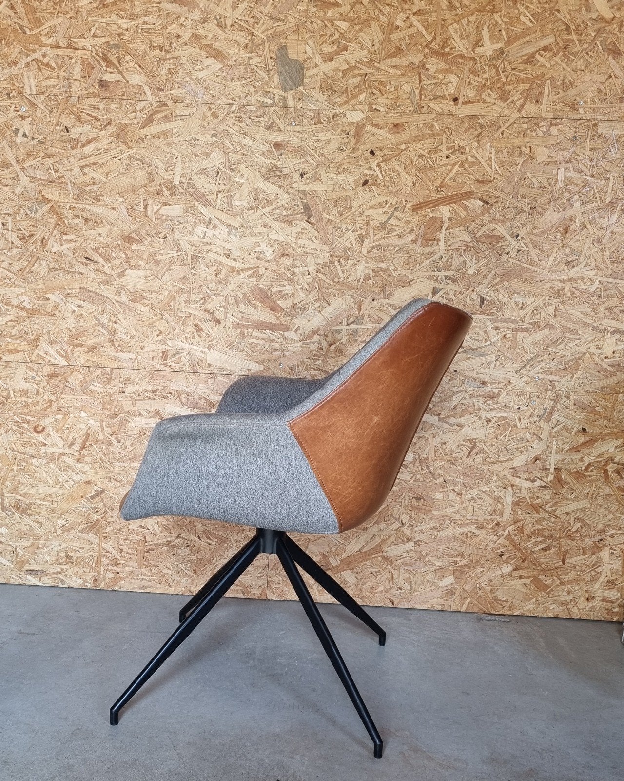2 Zuiver eetkamerstoelen, grijs met leer, lichte slijtage, Huis en Inrichting, Stoelen, Ophalen, Gebruikt, Twee, Leer