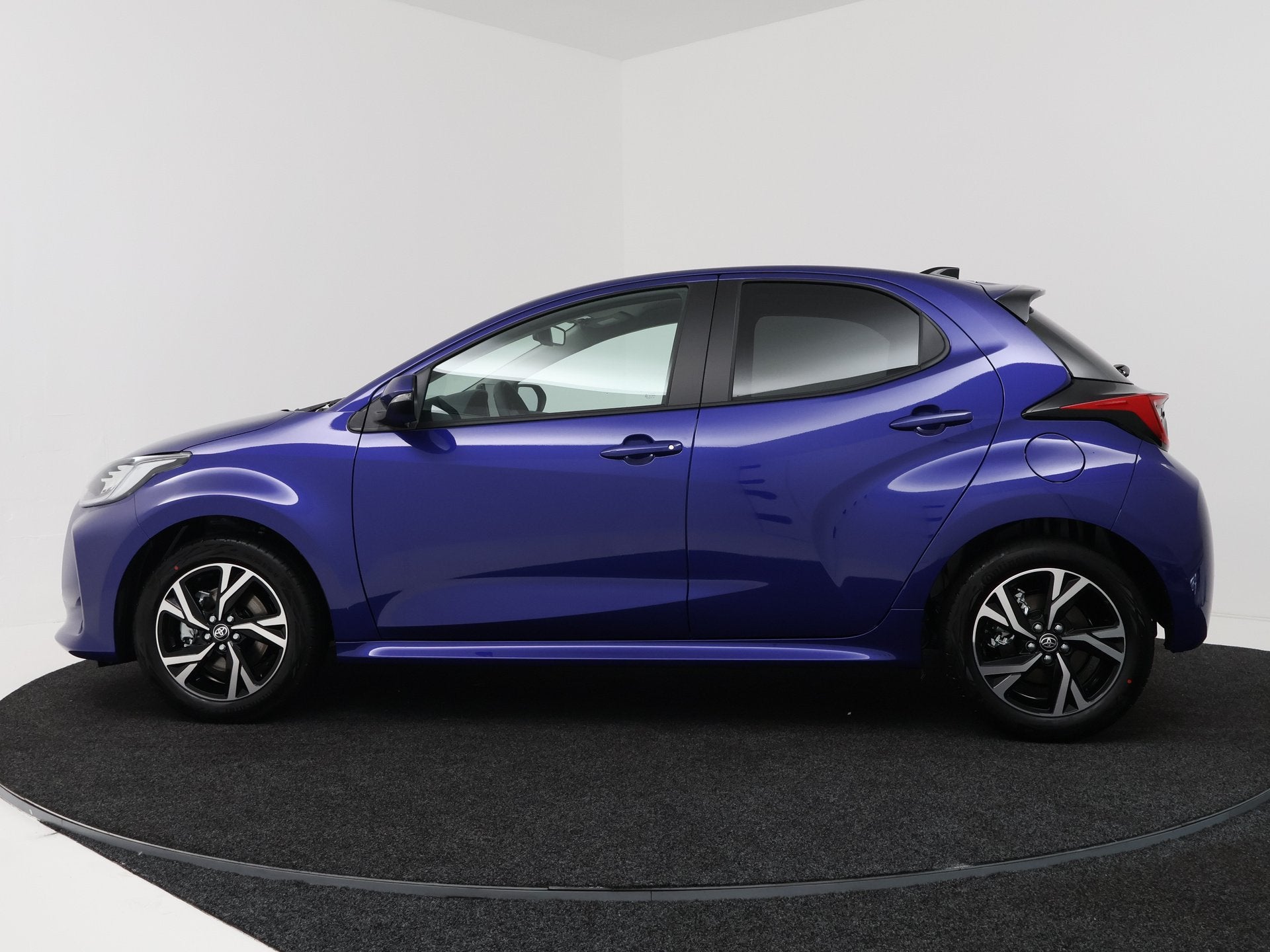 Toyota Yaris 1.5 Hybrid 115 Dynamic | Apple CarPlay / Androi, 12 maanden, Stof, Zwart, Blauw